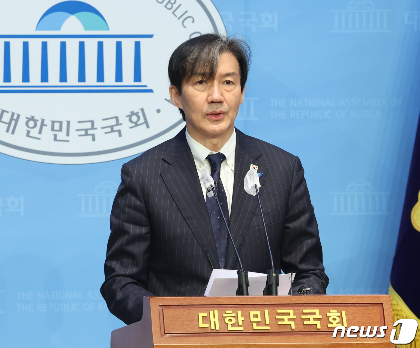 조국 조국혁신당 대표가 25일 서울 여의도 국회 소통관에서 '검찰의 민간인 불법 사찰 고발' 기자회견을 하고 있다. 

이낙 기자회견에서 조국 대표는 "탐사보도 전문매체인 뉴스버스의 보도에 따르면 법원이 발부한 압수수색 영장에 포함되지 않은, 압수수색 대상이 아닌 개인 정보와 사생활이 담긴 휴대전화 정보를 검찰이 불법적으로 수집, 관리, 활용해왔다"며, "수사와 관련 없는 정보를 즉각 폐기해야 한다"고 밝혔다. 2024.3.25/뉴스1
2024.3.25/뉴스1