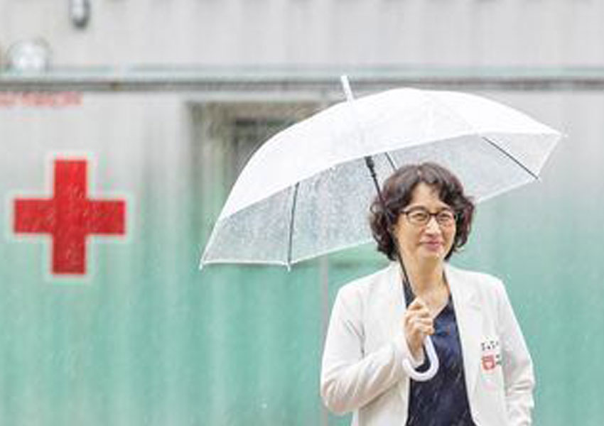 흙탕물 밥 먹는 노숙인을 보고 그는 가난한 환자들의 ‘우산’이 됐다